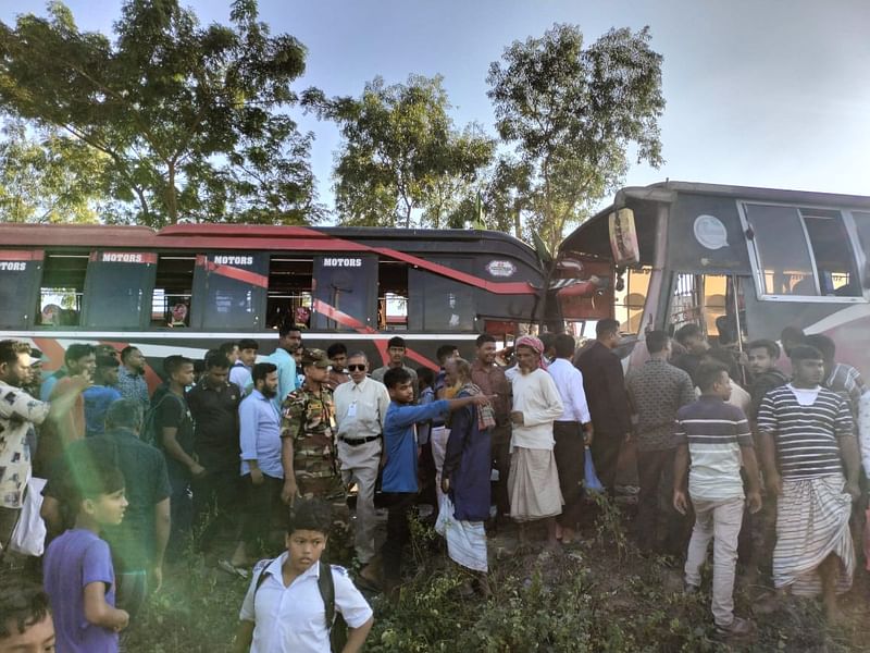 রংপুর-দিনাজপুর মহাসড়কের তারাগঞ্জের পাকারপুল এলাকায় দুটি বাসের মুখোমুখি সংঘর্ষ