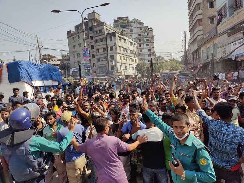 ব্যাটারিচালিত রিকশাচালকেরা আজ বুধবার দুপুর ১২টার দিকে দয়াগঞ্জ মোড়ে সড়ক বন্ধ করে বিক্ষোভ করেন