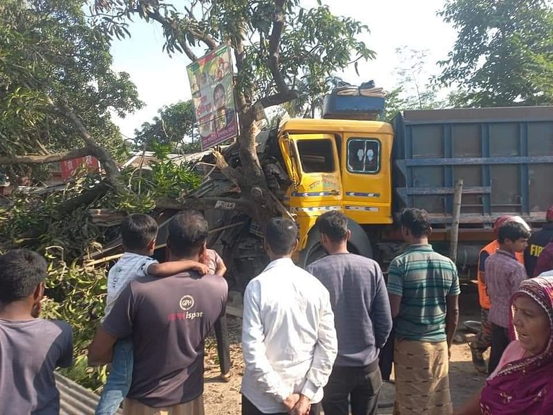 নিয়ন্ত্রণ হারিয়ে একটি ট্রাক পথচারীকে চাপা দিয়ে সড়কের পাশে সাইকেল মেরামতের দোকানে ঢুকে গেছে। বুধবার বেলা সোয়া একটার দিকে জয়পুরহাটের পাঁচবিবি উপজেলার দরগাপাড়া মোড়ে