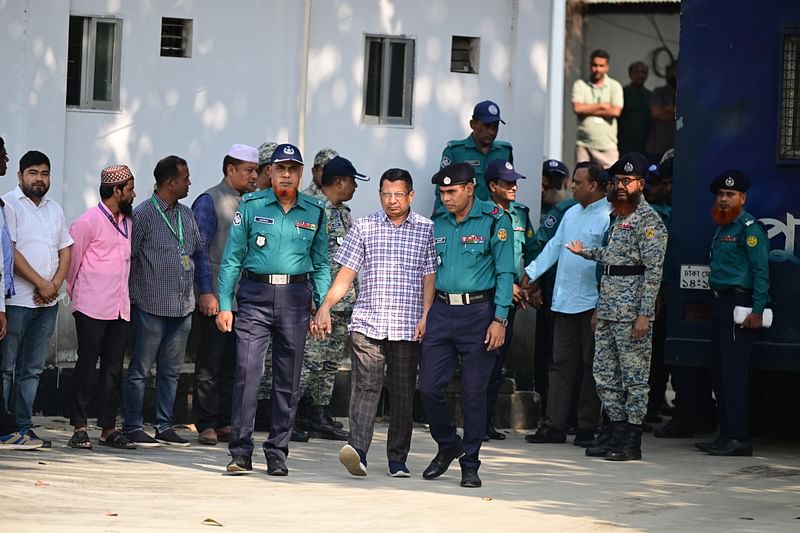 সাবেক মহাপরিদর্শক (আইজিপি) চৌধুরী আবদুল্লাহ আল মামুনকে আজ আন্তর্জাতিক অপরাধ ট্রাইব্যুনালে হাজির করা হয়েছে। ২০ নভেম্বর, ঢাকা