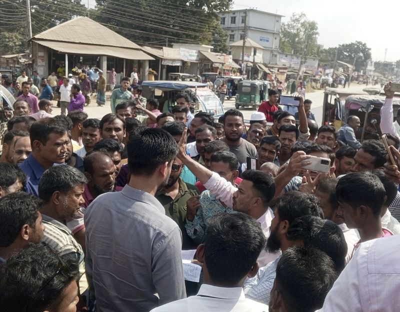 আলুবীজের দাবিতে কয়েক শ কৃষক বগুড়ার শেরপুরে মহাসড়ক অবরোধ করেন। পরে তাঁরা অবস্থান নেন উপজেলা পরিষদ চত্বরে শহীদ মিনারের পাশে। আজ বৃহস্পতিবার বেলা সাড়ে ১১টায় তোলা