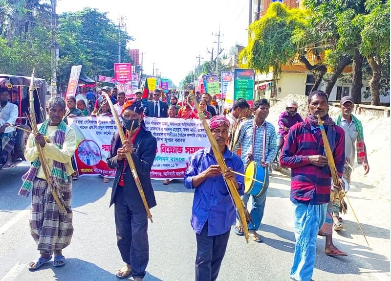 বাপ-দাদার জমি ফেরত ও তিন সাঁওতাল হত্যার বিচারসহ সাত দফা দাবি বাস্তবায়নে বিক্ষোভ মিছিল। আজ বৃহস্পতিবার দুপুরে গাইবান্ধা শহরে