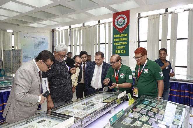 প্রাচীন মুদ্রা প্রদর্শনীতে অতিথি ও সংগ্রাহকেরা। গতকাল ধানমন্ডির মাইডাসে