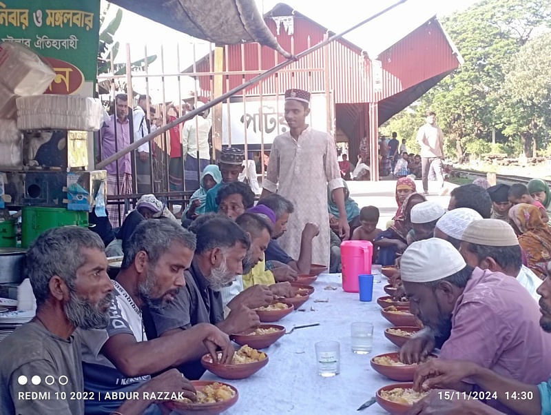 দুস্থ মানুষজনকে প্রতি শুক্রবার এভাবে আপ্যায়ন করে পটিয়ার রেলস্টেশন এলাকায় অবস্থিত গাউসিয়া হোটেল কর্তৃপক্ষ। ১৫ নভেম্বর দুপুরে তোলা