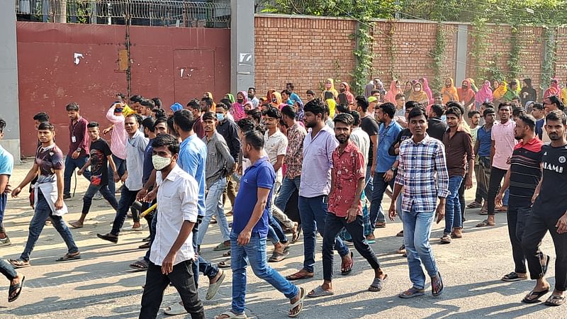 গাজীপুর মহানগরীর জিরানী এলাকায় হা-মীম গ্রুপের ‘দ্যাটস ইট নিট লিমিটেড’ কারখানার শ্রমিকেরা ১২ দফা দাবিতে আজ বৃহস্পতিবার রাস্তায় নেমেছেন। সকাল ১০টার চিত্র