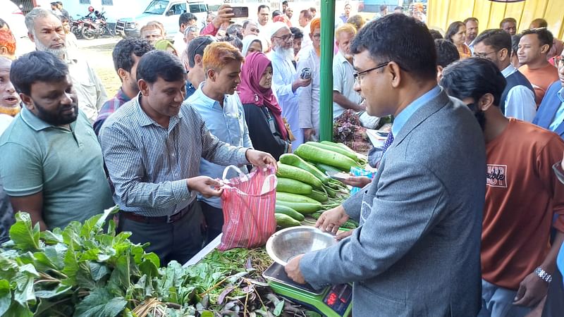 পঞ্চগড়ে সম্মিলিত স্বেচ্ছাসেবী ফোরামের সহায়তায় ন্যায্যমূল্যের বাজার চালু করেছে জেলা প্রশাসন। বৃহস্পতিবার সকালে পঞ্চগড় সরকারি মিলনায়তন চত্বরে এ বাজারের উদ্বোধন করেন জেলা প্রশাসক মো. সাবেত আলী