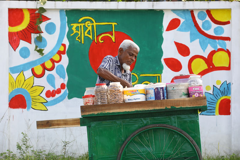 সিলেট এমসি কলেজ প্রাঙ্গণে ৪০ বছর ধরে চানাচুর বিক্রি করেন আজল হক