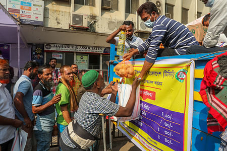 গতকাল থেকে ভর্তুকি মূল্যে আলুও বিক্রি শুরু করেছে টিসিবি। ভ্রাম্যমাণ ট্রাকে করে বিক্রি কার্যক্রম শুরুর পর আলুসহ অন্যান্য নিত্যপণ্য কিনতে ভিড় করেন স্বল্প আয়ের মানুষেরা। গতকাল সকালে রাজধানীর কারওয়ান বাজারে টিসিবি ভবনের সামনে