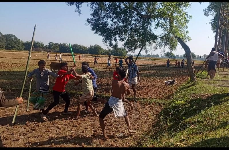 লালমনিরহাটের হাতীবান্ধা উপজেলায় ধান কাটা নিয়ে দুপক্ষের সংঘর্ষ বাধে। আজ শুক্রবার দুপুরে