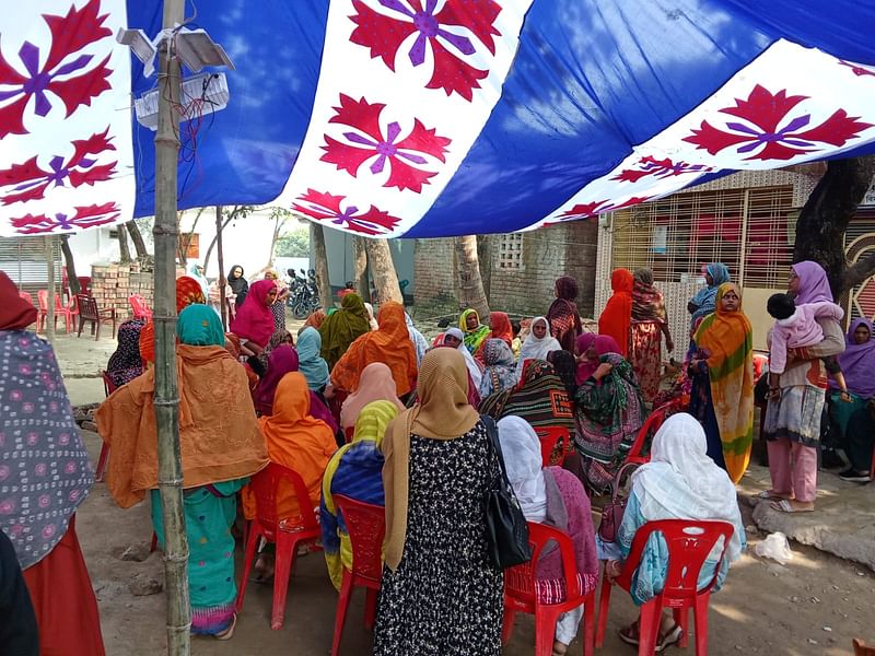 গাজীপুরের শ্রীপুরে বনভোজনের বাস বিদ্যুতায়িত হয়ে মারা যাওয়া শিক্ষার্থী জোবায়ের আলমের মাকে সান্ত্বনা দিচ্ছেন স্বজন–প্রতিবেশীরা। আজ রোববার সকালে রাজশাহীর পবা উপজেলার মুরারীপুর গ্রামে