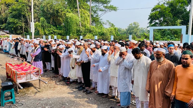 দুর্ঘটনায় নিহত ইসলামিক ইউনিভার্সিটি অব টেকনোলজির ছাত্র মীর মোজাম্মেল হোসেন নাঈমের জানাজায় অংশ নেন হাজারো মানুষ। আজ সকাল দশটায় ফেনীর ফতেহপুর ঈদগাহ ময়দানে