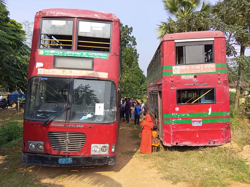 গাজীপুরের শ্রীপুরে বনভোজনের বাস বিদ্যুতায়িত হয়ে গতকাল শনিবার তিন শিক্ষার্থীর মৃত্যু হয়েছে