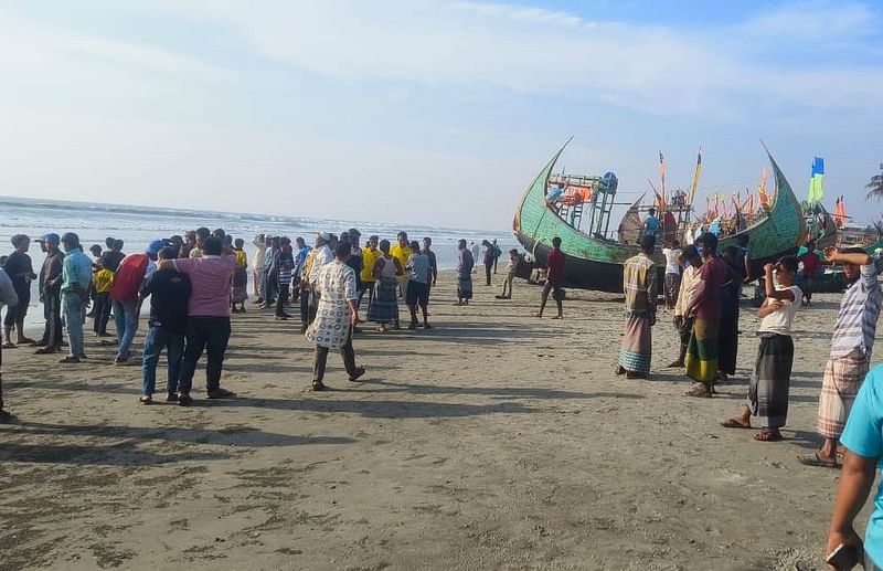 ভেসে যাওয়া শিশুদের উদ্ধারের জন্য টেকনাফের বিচ পয়েন্ট সৈকতে জড়ো হয়েছেন স্থানীয়রা