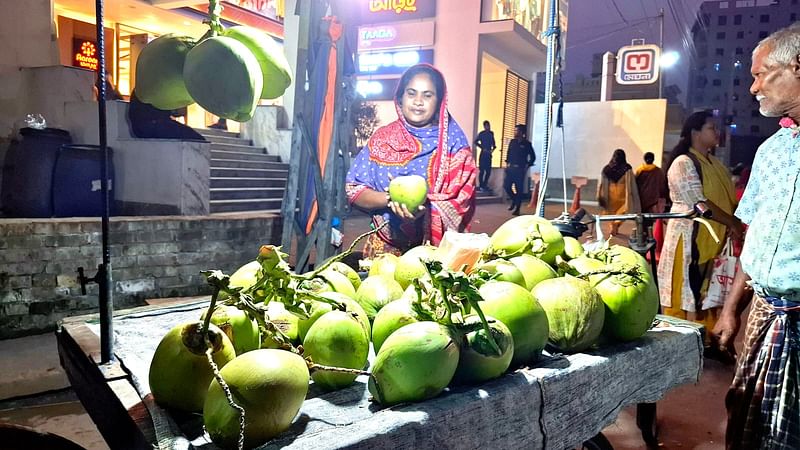 এক দশকের বেশি সময় ধরে রাস্তার পাশে দাঁড়িয়ে ডাব বিক্রি করে সংসার চালান গৃহবধূ লাবণী। রোববার সন্ধ্যায় রাজশাহী নগরের কুমারপাড়া এলাকায়