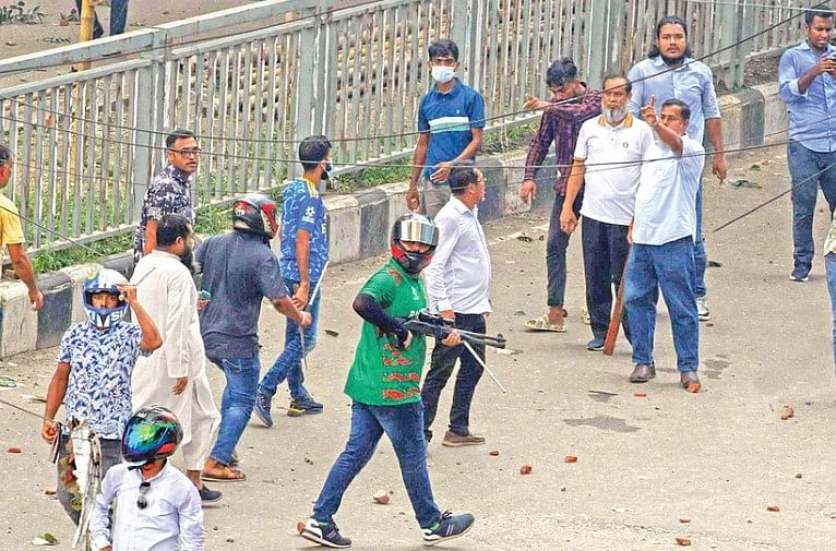 ছাত্র–জনতার আন্দোলনে আওয়ামী লীগ ও এর অঙ্গসংগঠনের নেতাকর্মীদের হামলা। ভারি অস্ত্র হাতে রাজধানীর তুরাগ থানা ছাত্রলীগের সহসভাপতি মুরতাফা বিন ওমর। রাজধানী ঢাকার উত্তরার আজমপুর এলাকায়। ৪ আগস্ট।