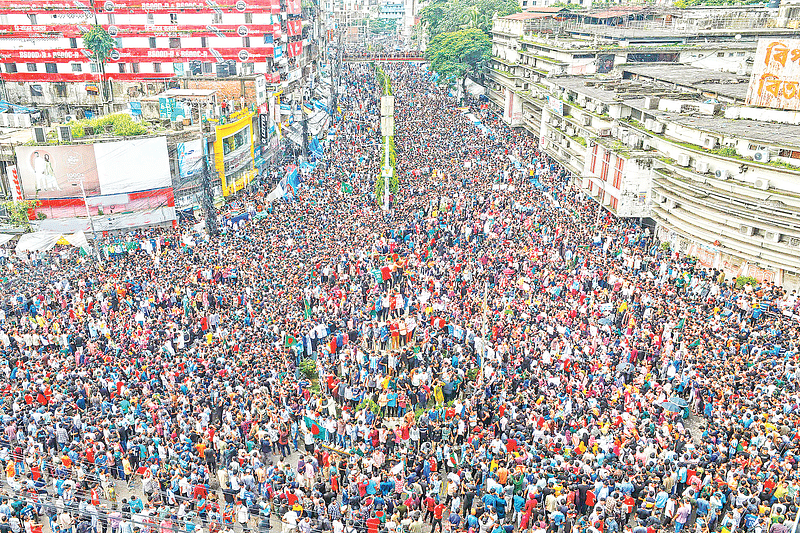 নিউমার্কটের মোড় হয়ে উঠেছিল প্রতিবাদী ছাত্র–জনতার মিলন–মোহনা