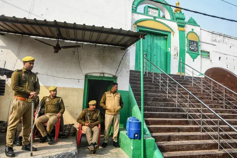 উত্তর প্রদেশের সম্ভলে গত রোববার সংঘাতের পর শাহি জামা মসজিদের সামনে পুলিশি পাহারার ব্যবস্থা করা হয়েছে। ২৫ নভেম্বর, ২০২৪