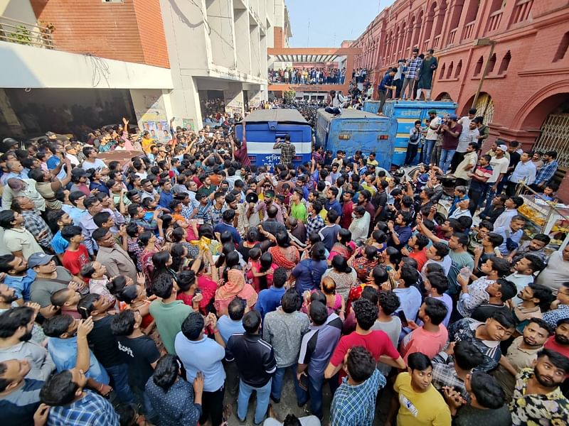 বাংলাদেশ সম্মিলিত সনাতনী জাগরণ জোটের মুখপাত্র ও পুণ্ডরীক ধামের অধ্যক্ষ চিন্ময় কৃষ্ণ দাস ব্রহ্মচারীকে বহন করা প্রিজন ভ্যান আটকে বিক্ষোভ করেন তাঁর ভক্তরা। আজ বেলা দেড়টায়