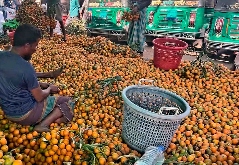 কক্সবাজারের উখিয়ার সোনারপাড়া বাজারে বিক্রি হচ্ছে সুপারি। রোববার দুপুরে