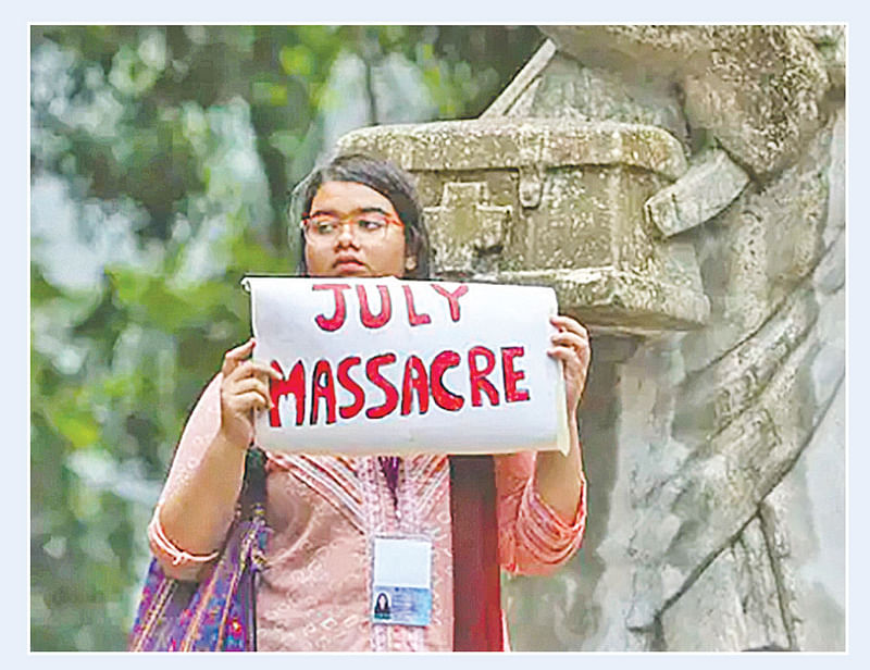 জুলাই–আগস্টে হত্যাকাণ্ডের ঘটনায় বিচারের দাবিতে ঢাকা বিশ্ববিদ্যালয়ে প্রতিবাদী সমাবেশে প্ল্যাকার্ড হাতে এক শিক্ষার্থী