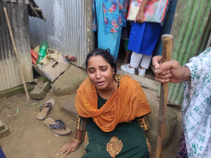 ট্রেন দুর্ঘটনায় নিহত শাহিনুর আক্তারের এক স্বজনের আহাজারি। গতকাল মঙ্গলবার কুমিল্লার বুড়িচং উপজেলার বাকশিমূল গ্রামে