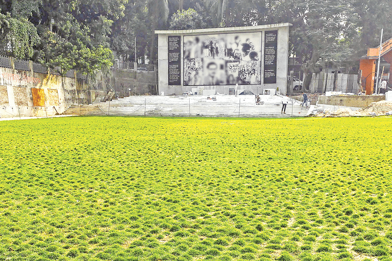 ঐতিহাসিক ছয় দফা ঘোষণার দিনটি স্মরণীয় করে রাখতে লালদীঘি ময়দানে নির্মিত মঞ্চ