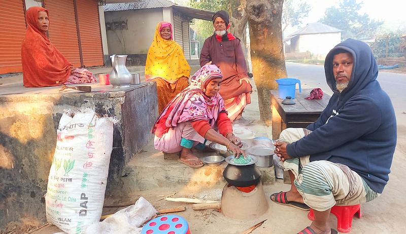 দিনাজপুরের বিরামপুর পৌরসভার হাবিবপুর গ্রামের বিরামপুর-কাটলা পাকা সড়কের পাশে অস্থায়ী দোকানে ভাপা পিঠা বিক্রি করছেন নূরজাহান বেগম