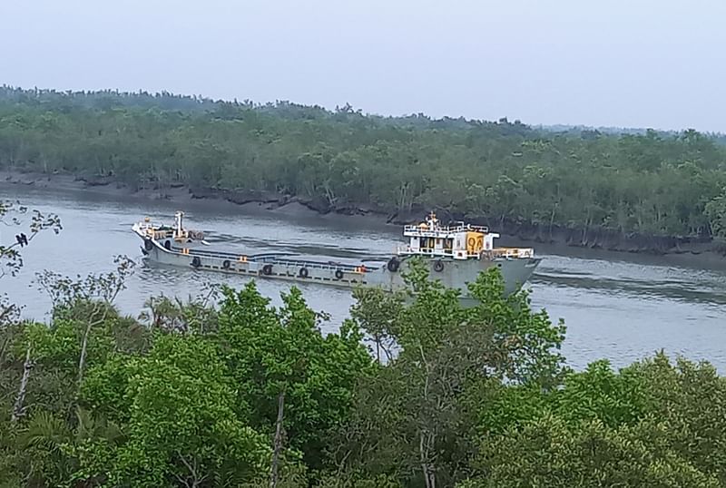 খুলনার কয়রা উপজেলার আওতাধীন সুন্দরবনের ঝপঝপিয়া নদী দিয়ে চলছে ভারত থেকে আসা মালবাহী লাইটার জাহাজ। ছবিটি সম্প্রতি তোলা