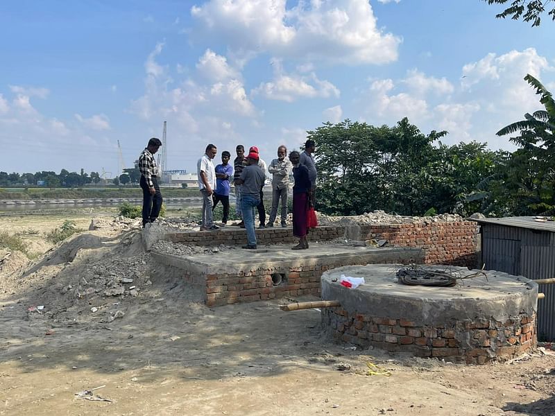 ব্রহ্মপুত্রপাড়ে গণশৌচাগার ও ডাম্পিং স্টেশনের নির্মাণকাজ বন্ধ করা হয়েছে। আজ বুধবার সকালে