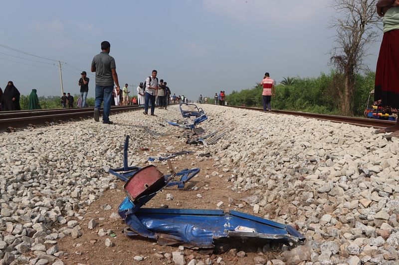 কুমিল্লার বুড়িচং উপজেলার কালিকাপুর এলাকায় সড়ক পারাপারের সময় ট্রেনের ধাক্কায় ব্যাটারিচালিত অটোরিকশার দুমড়েমুচড়ে যাওয়া যন্ত্রাংশ পড়ে আছে রেললাইনের মাঝখানে