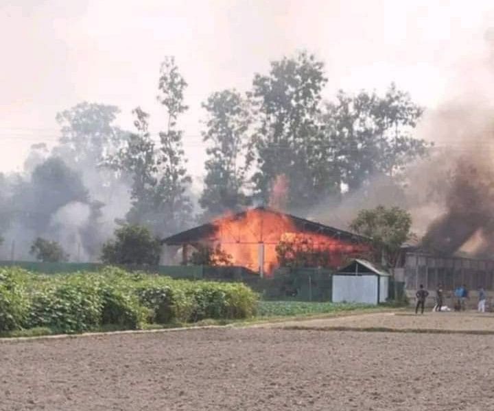 শেরপুরের মুর্শিদপুর পীরের দরবারে হামলা, ভাঙচুর ও লুটপাটের পর আগুন ধরিয়ে দেয় জনতা। বৃহস্পতিবার দুপুরে সদর উপজেলার লছমনপুর এলাকায়