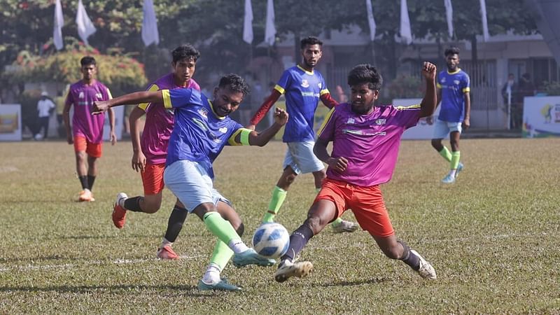 বিজিএমইএ ইউনিভার্সিটি অব ফ্যাশন অ্যান্ড টেকনোলজি ও জগন্নাথ বিশ্ববিদ্যালয়ের ম্যাচের একটি মুহূর্ত