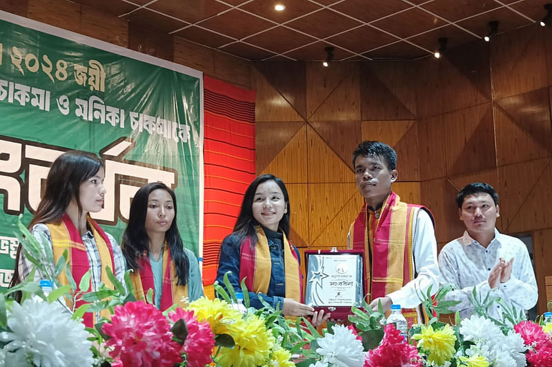 চট্টগ্রাম বিশ্ববিদ্যালয়ে সাফজয়ী তিন নারী ফুটবলারকে সংবর্ধনা দেওয়া হয়। আজ বিকেলে