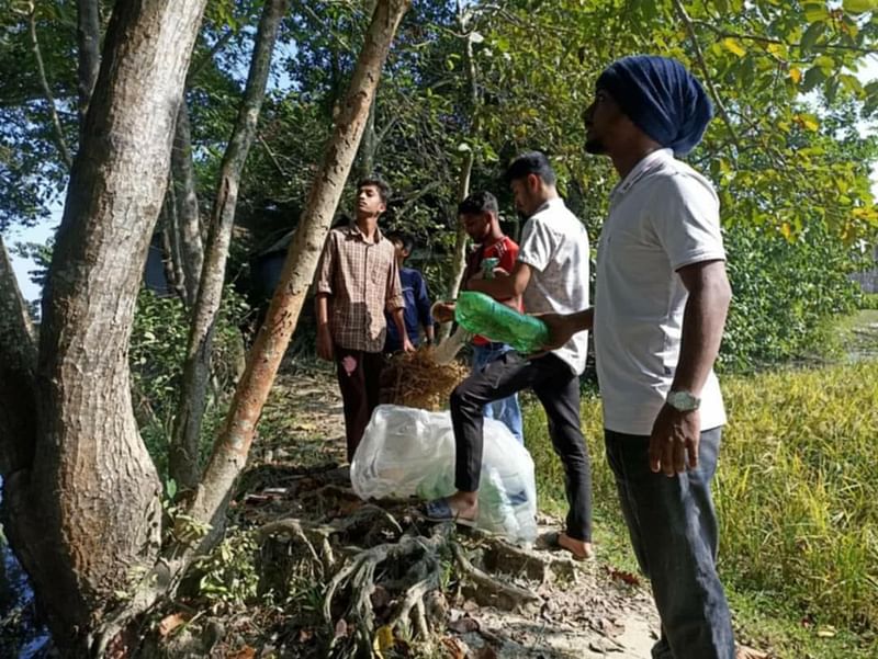 সুনামগঞ্জের ধর্মপাশা উপজেলায় পাখি শিকার বন্ধ ও প্লাস্টিকের ব্যবহার রোধে সচেতনতা বাড়াতে প্লাস্টিকের বোতল দিয়ে পাখির বাসা তৈরি ও গাছের ডালে বেঁধে দেওয়ার কাজে ব্যস্ত শিক্ষার্থীরা। সম্প্রতি বৌলাম গ্রামে তোলা