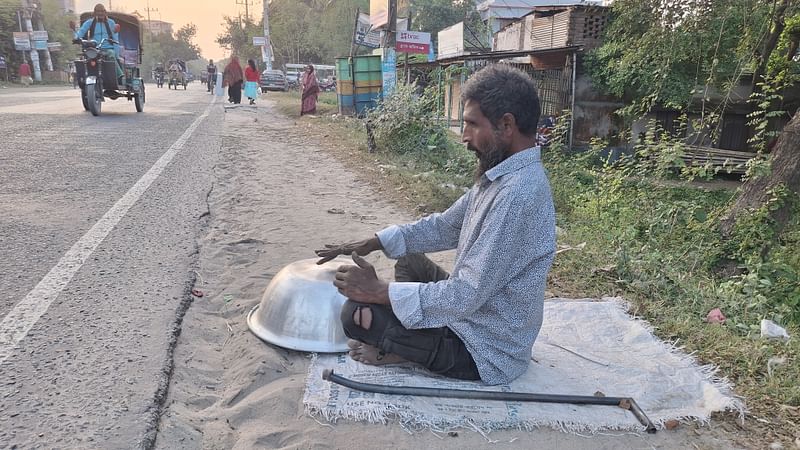 ২০ বছর ধরে গান গেয়ে জীবন চালান অন্ধ রেজাউল করিম। বুধবার বিকেলে রাজশাহীর পবা উপজেলার কাটাখালী পৌরসভা কার্যালয়ের কাছে ঢাকা-রাজশাহী মহাসড়কে