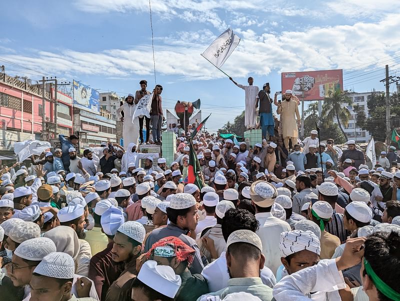 আইনজীবী সাইফুল হত্যার প্রতিবাদে ব্রাহ্মণবাড়িয়ায় বিক্ষোভ মিছিল ও প্রতিবাদ সমাবেশ করেছে হেফাজতে ইসলাম। আজ বৃহস্পতিবার দুপুরে জেলা শহরের কাউতলী এলাকায়