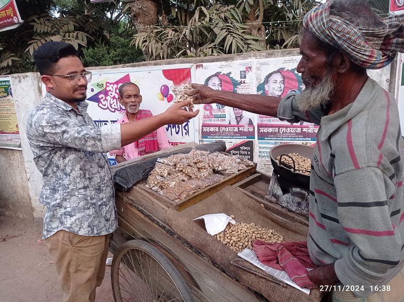 অসুস্থ শরীর নিয়েও ফুটপাতে দাঁড়িয়ে বাদাম বিক্রি করেন হানিফ ব্যাপারী (৬৬)। চাঁদপুরের মতলব দক্ষিণ উপজেলা সদরের কলেজগেট এলাকায় গতকাল দুপুরে