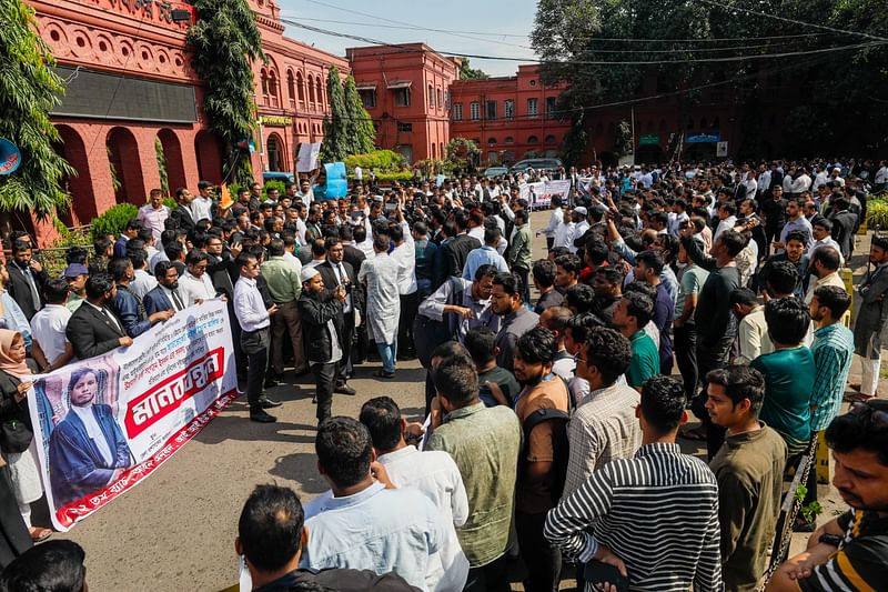 চট্টগ্রামে আইনজীবী সাইফুল ইসলামকে খুনের আসামিদের গ্রেপ্তার ও ফাঁসির দাবিতে আদালত প্রাঙ্গণে মানববন্ধন করেছে বিভিন্ন সংগঠন। আজ দুপুরে