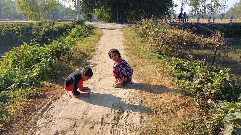 পঞ্চগড়ের তেঁতুলিয়ায় আজ বৃহস্পতিবার মৌসুমের সর্বনিম্ন তাপমাত্রা রেকর্ড করা হয়েছে। তবে আছে ঝলমলে রোদ। সকালের মিষ্টি রোদে খেলা করছে দুই শিশু। ছবিটি সকাল সাড়ে আটটায় পঞ্চগড় সদর উপজেলার মাহানপাড়া এলাকার