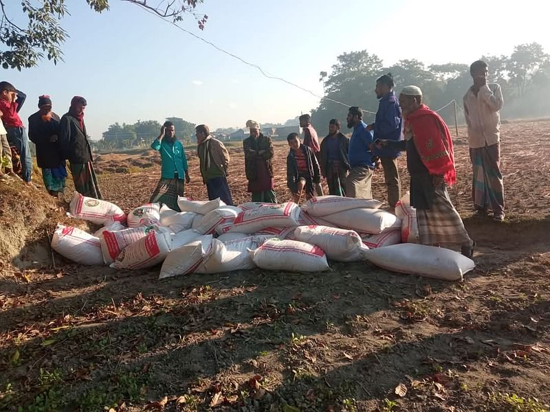 ময়মনসিংহের ঈশ্বরগঞ্জ উপজেলার সরিষা ইউনিয়ন পরিষদের অদূরে লুট হওয়ায় ডালের বস্তা পাওয়া গেছে। আজ শুক্রবার সকালে