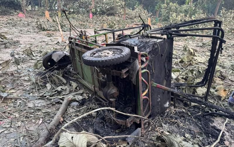 মুর্শিদপুর পীরের দরবারে হামলা ও লুটপাটের ঘটনার পর পীরের অনুসারীরা লুটপাটকারীদের গাড়িতে আগুন দেন। শুক্রবার দুপুরে সদর উপজেলার লছমনপুর এলাকায়