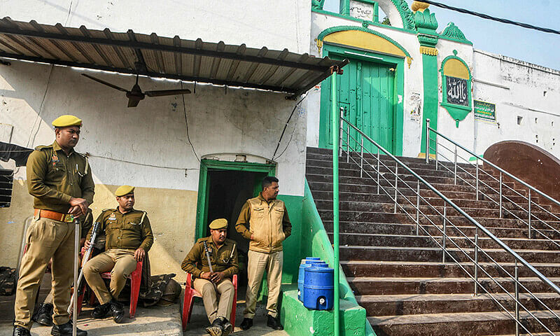 ভারতের উত্তর প্রদেশ রাজ্যের সম্ভলে ধর্মীয় সহিংসতার পর মসজিদে পুলিশ মোতায়েন করা হয়। ২৫ নভেম্বর