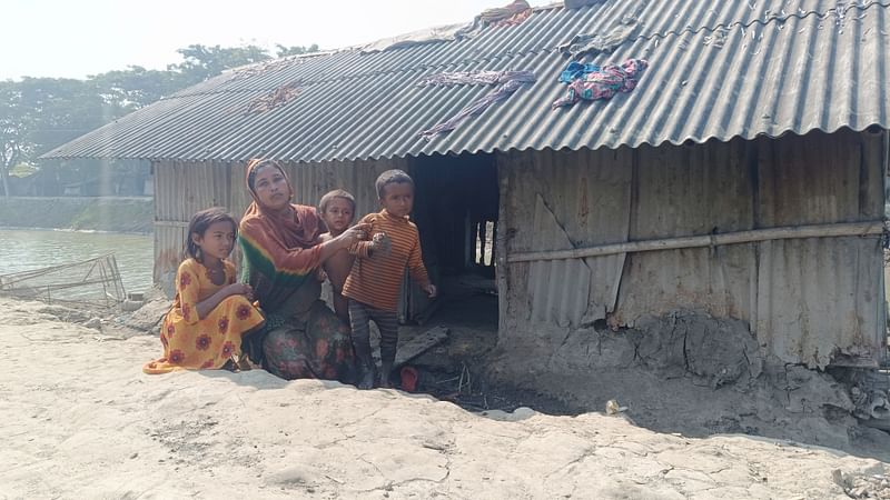 সন্তানদের নিয়ে ঝুপড়ি ঘরে থাকেন স্বপ্না বেগম। বুধবার খুলনার কয়রা উপজেলার জোড়শিং গ্রামে