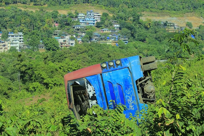 গোয়াইনঘাটের পর্যটনকেন্দ্র জাফলংয়ে নিয়ন্ত্রণ হারিয়ে একটি পর্যটকবাহী বাস টিলার নিচে খাদে পড়ে গেছে। আজ শুক্রবার দুপুরে