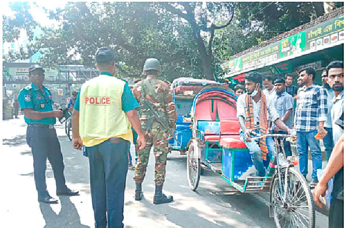 রাজধানীর প্রধান সড়কে ব্যাটারিচালিত অটোরিকশার চলাচল বন্ধে ভ্রাম্যমাণ আদালতের মাধ্যমে সম্প্রতি অভিযান চালিয়েছিল ডিএনসিসি।