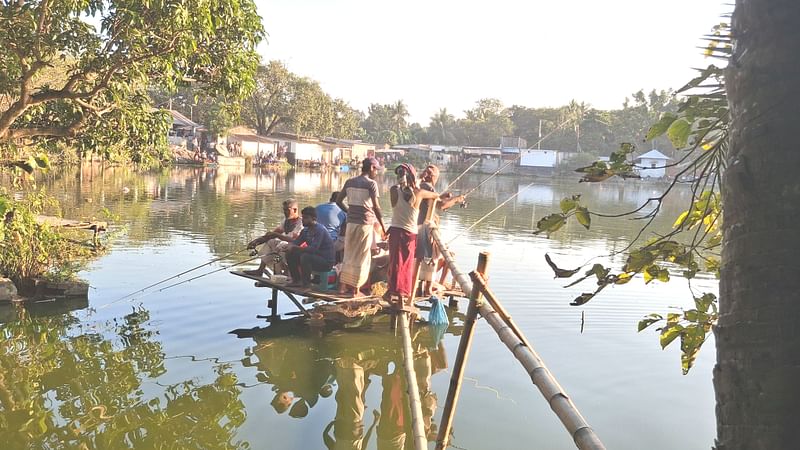 রাজশাহীর পুঠিয়া উপজেলার মাহেন্দ্রা গ্রামে সকাল থেকে শুরু হয়ে মাছ ধরার এ উৎসব চলে সন্ধ্যা পর্যন্ত। দুই দিনব্যাপী উৎসবের আজ শেষ দিন। গতকাল বিকেলে তোলা