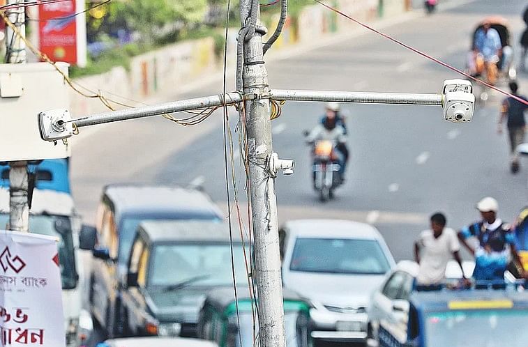 রাজধানীর বিভিন্ন এলাকার সিসি ক্যামেরা ভাঙা থাকার কারণে অপরাধী দ্রুত শনাক্ত করার ক্ষেত্রে সমস্যায় পড়ছে পুলিশ।