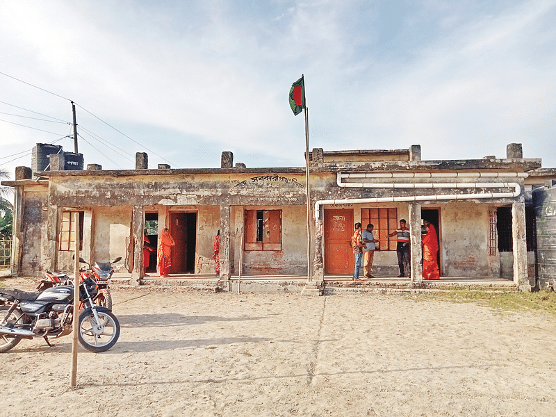 সাতক্ষীরার আশাশুনি উপজেলার পুইজ্বালা সরকারি প্রাথমিক বিদ্যালয় ভবনটি জরাজীর্ণ