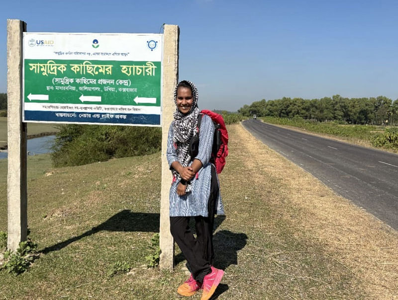 হেঁটে টেকনাফ থেকে তেঁতুলিয়ার উদ্দেশ্যে যাত্রা করেন তাহুরা সুলতানা। গত শুক্রবার সকালে কক্সবাজারের উখিয়ায়