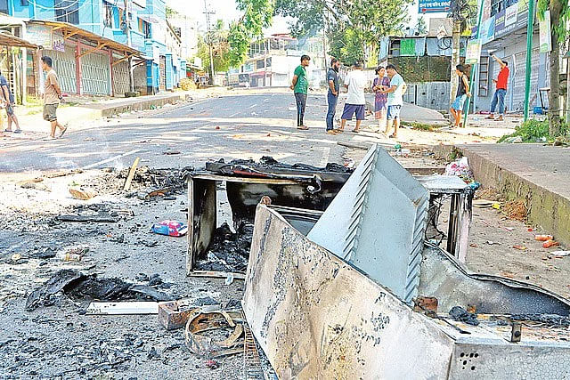 রাঙামাটিতে সহিংসতায় ভাঙচুর করা একটি দোকান। ২০ সেপ্টেম্বর দুপুরে রাঙামাটি শহরের উত্তর কালিন্দীপুর এলাকায়